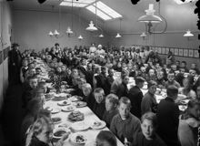 Folkskolebarn utspisas i Maria folkskola omkring år 1900.