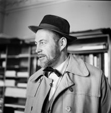 Porträtt av konstnären Roland Svensson, på besök hos Bonniers förlag, Sveavägen 56