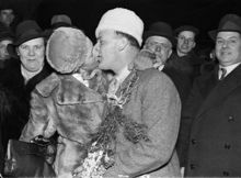 En kvinna kysser en man som just kommit hem efter att som frivillig deltagit på Finlands sida i Vinterkriget mot Sovjetunionen.