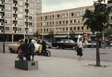 Västertorp. Västertorpsplan sett med högt bostadshus, skivhus i 11 våningar.