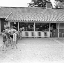 Flatenbadet. Kö till kiosken