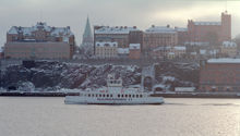 En Djurgårdsfärja passerar Södermalm