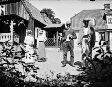 Människor på gårdsplanen till Hallunda gård