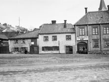Nytorget österut mot Nytorget 41, 43 och 45. Nuv. Nytorget 5 -7. Skylt till ved, kol och koks. Sofia kyrkas torn i fonden