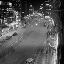 Kungsgatan sedd västerut från Malmskillnadsgatan, i kvällsbelysning
