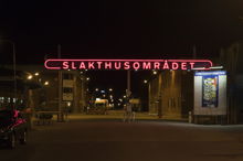 Neonskylt vid entrén till Slakthusområdet.