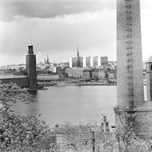 Utsikt från Skinnarviksberget över Riddarfjärden mot Stadshuset, hötorgshusen och Norrmalm. I förgrunden skorsten vid Münchenbryggeriet