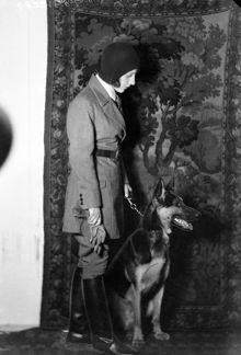 Porträtt av Forsberg (kvinna) med sin schäfer
