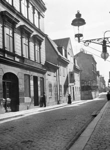 Klarabergsgatan västerut från Drottninggatan. Från vänster Klarabergsgatan 27-29 med Hôtel du Suedè och Klara Östra Kyrkogata
