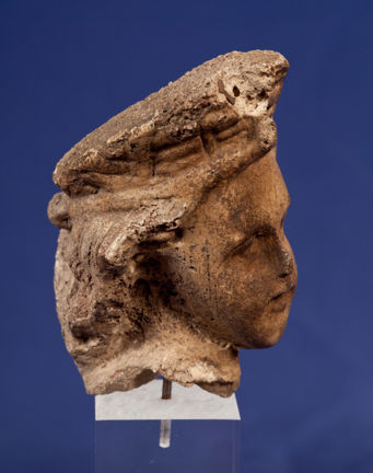 Medeltida figurhuvud av ben föreställandes kvinna med diadem.