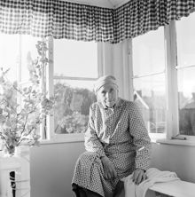 Emilia Lindgren sittande på glasveranda. Rävsnäs