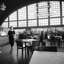 Centralstationen, interiör. Restaurang. Reklamskylt för försäkringsbolaget Skandia
