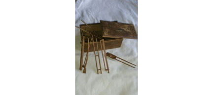 Träask med pinnar lutande mot asken