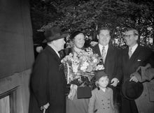 Jussi Björling med sin maka Anna-Lisa och dotter på Skansen. På bilden ses även fr. v. Anders De Wahl och längst till höger Edvin Adolphson