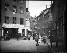 Österlånggatan norrut från Järntorget. Till höger vakt utanför Gamla Riksbanken