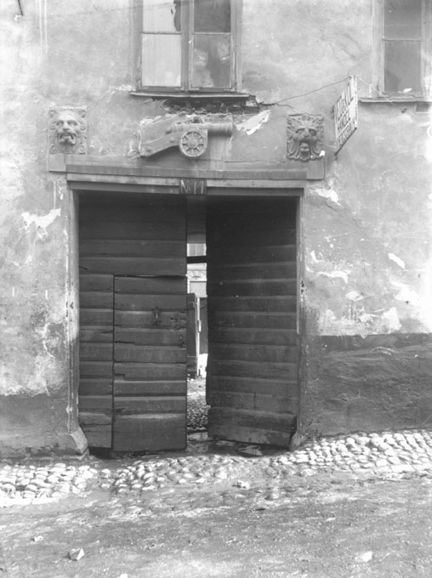 Nybergs Gränd, portal