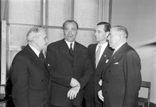 Vilhelm Moberg (andra mannen fr. v.) talar på Riksföreningen för svenskhetens bevarande i utlandet