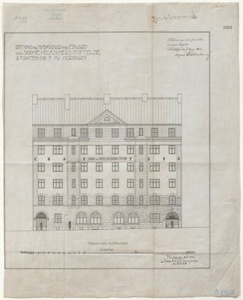 Bygglovsritning i tusch på transparent grå väv. Ritningen visar husets fasad mot Klippgatan. Huset är 6 våningar, med markplan. På ritningen finns också signatur av arkitekten.