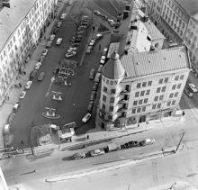 Utsikt från Skattehuset över korsningen Götgatan - Katarina Bangata med huset ""Strykjärnet"". Fågelperspektiv. Essomack på Katarina Bangata