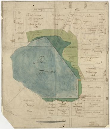 Tomtkarta i tusch, sjön Fatburen är färglagd i blått och grönområde kring i grönt. Skriven information med ägare till olika tomter.