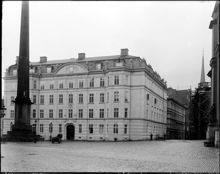 Hovförvaltningens hus vid Slottsbacken 2. Här stod tidigare Indebetouska palatset. Källargränd till höger