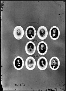 Gruppporträtt bestående av 10 st. medaljongbilder. Signerad G & S.W. 18 27/7 76. Förmodligen släkttavla
