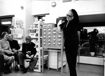 Tage Erlander på besök i Bagarmossens bibliotek