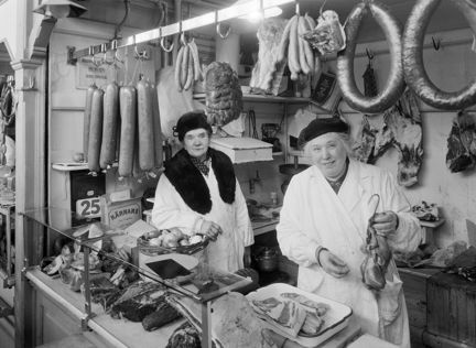 Interiörbild från S. Samuelssons köttbutik i Hötorgshallen.