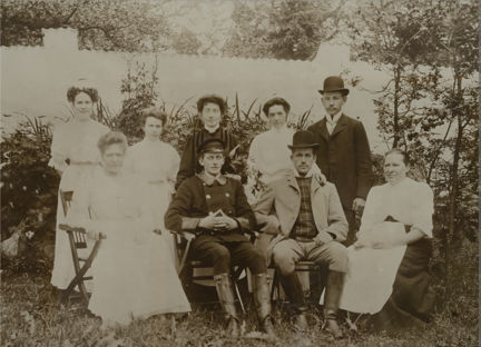 Tjänstefolket i trädgården på Thielska Galleriet 