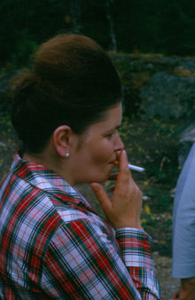Barnens ö: Kvinna med cigarett