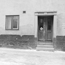 Tavastgatan 10. Del av fasaden med porten