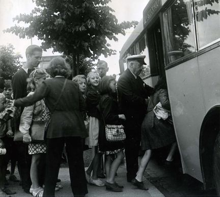 Barn i kö till buss