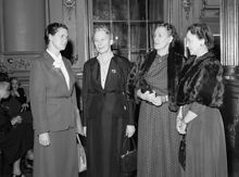Södra Blasieholmshamnen 8, Grand Hotel. Yrkeskvinnors klubbs klubbafton i Spegelsalen. Fr. v. politikern (s) Inga Thorsson, överdirektör Karin Kock, byråinspektör Majsa Andrell och Maud Hasselgren