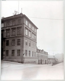 Kaptensgatan 2. T.h. Artillerigatan mot Strandvägen