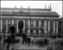 Riddarhustorget och Riddarhuset: fasaden dekorerad med girlanger och sköldar för Gustaf II Adolfs-festen