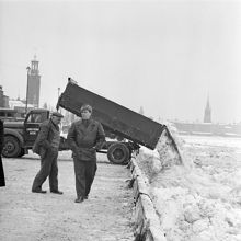 Snötippning i Riddarfjärden från Norr Mälarstrand vid Karolinska institutet