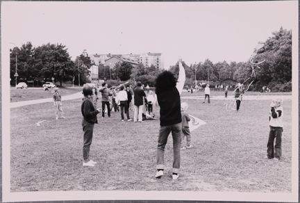 Svartvitt fotografi på drakfest i Hägersten