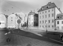Från Riddarhustorget österut mot Storkyrkobrinken med Storkyrkan i fonden. Mitt i bilden ligger Stora Nygatan 1