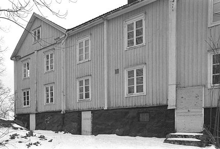 Husgavel, snö på marken.