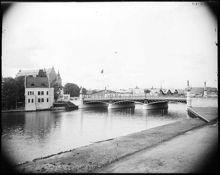 Djurgårdsbron från öster. Stockholmsutställningen tv. I bakgrunden Nordiska museet