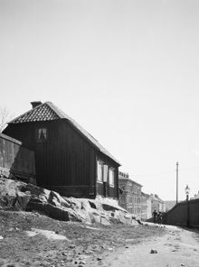 Renstiernas Gata 37. Två barn går Renstiernas Gata söderut. Renstiernas Gata 41 i fonden byggdes 1884