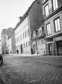 Regeringsgatan 87-89 före rivningen av det lilla trähuset och huset närmast t.v