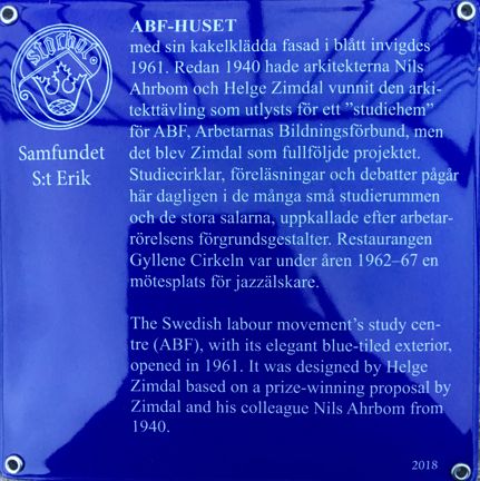 Blå emaljerad skylt med vit text