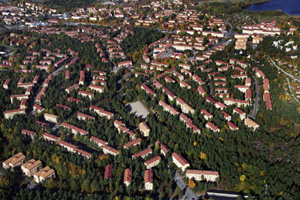 Flygfoto över Åkeslund, Olovslund och Abrahamsberg.