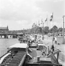 Tegelbacken/Klara Mälarstrand västerut. Sightseeingbåtar vid kajen