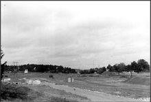 Mjölvägen och utsikt mot nordväst från kvarteret Vindskupan 1 i Bällsta blivande småstugeområde