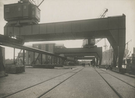 Svartvitt fotografi på kranar och spåranordningar i Frihamnen