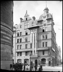 Stockholms Dagblad, Vasagatan 9. Till höger Bryggaregatan