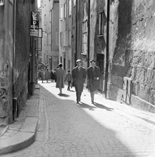 Kåkbrinken från Stortorget. Gående människor