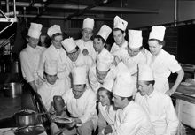 Hazeliusbacken 20, Restaurang Hasselbacken. Grupporträtt av elever vid Stockholms Stads Restaurangskola